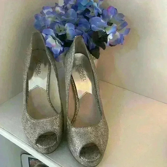 Michael Kors Erika glitter fabric platform with peep toe, Sz 9M, 5”Chrome Heels - Picture 3 of 7